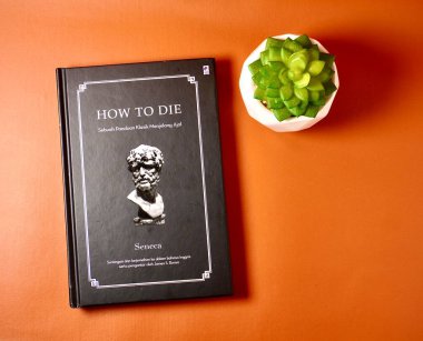 Jakarta, Endonezya - 16 Ocak 2025 - Seneca felsefe kitabı, kaktüs seramiği ile nasıl ölünür?.