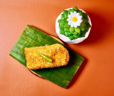 Kızarmış pirzola ve mayonez. Endonezya geleneksel jadana pasar tatlı aperatifleri yatay turuncu kahverengi terasota arka planda kapalı saksı bitki süslemeleri ile yukarıdan.