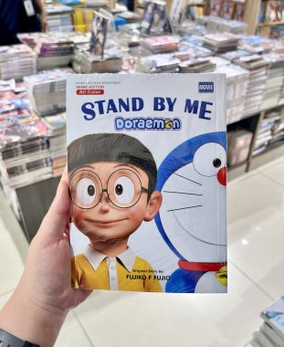 Jakarta, Endonezya - 28 Nisan 2025 - El ele tutuşma Doraemon film anime baskı çizgi roman yalnız kapalı Gramedia kitap arka planı.