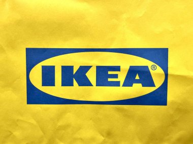 Jakarta, Endonezya - 7 Mayıs 2025 - Yatay sarı kağıtta IKEA şirket logosu afişi.