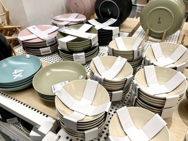 Jakarta, Endonezya - 7 Mayıs 2025 - IKEA AVM Taman Anggrek 'teki Fargklar plakası kapalı alan içi raf arka planında izole edildi.