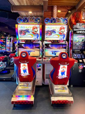 Jakarta, Endonezya - 7 Mayıs 2025 - Mario Kart Funworld alışveriş merkezinde yarış oyunu Taman Anggrek dikey kapalı oyun alanı arka planında izole edildi.