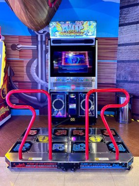 Jakarta, Endonezya - 7 Mayıs 2025 - Funworld alışveriş merkezindeki Anka 2023 makinesine pompala Taman Anggrek dikey kapalı oyun alanı arka planında izole edilmiş.