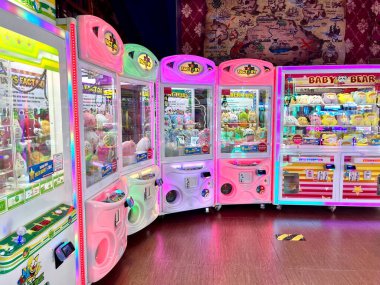 Jakarta, Endonezya - 7 Mayıs 2025 - Funworld alışveriş merkezinde oyuncak bebek pençesi makine oyunu Taman Anggrek yatay kapalı oyun arka planında izole edildi.