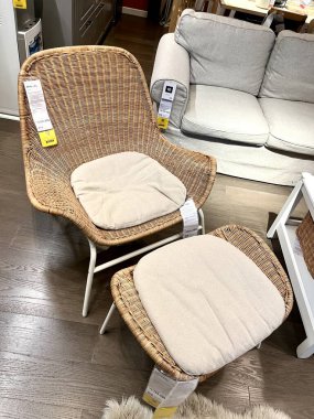 Jakarta, Endonezya - 7 Mayıs 2025 - IKEA Fryksas rattan bambu koltuğu.