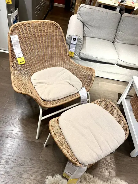 Jakarta, Endonezya - 7 Mayıs 2025 - IKEA Fryksas rattan bambu koltuğu.