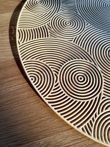 Beyaz yuvarlak masa örtüsü olan ahşap masa üstü yüzeyini dikey gece güneşi ışığı arkaplanında izole edilmiş nesneyle kapat.