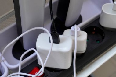 Güç soketine takılı şarj adaptörleri kapalı ortamda yatay oranda izole edildi.