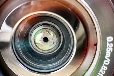 Yatay arkaplanda izole edilmiş DSLR kamera merceği deklanşör camını kapat.