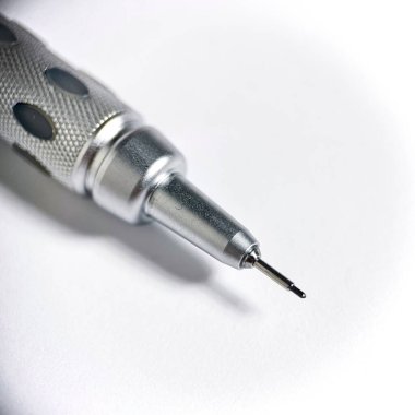 Beyaz arkaplanda izole edilmiş gümüş mekanik kurşun veya ucu kapat.