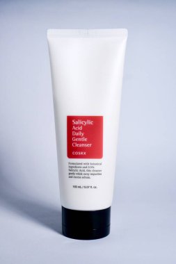 Jakarta, Endonezya - 18 Ağustos 2025 - Cosrx marka salisilik asit günlük hafif temizleyici dikey beyaz arka planda izole edildi.