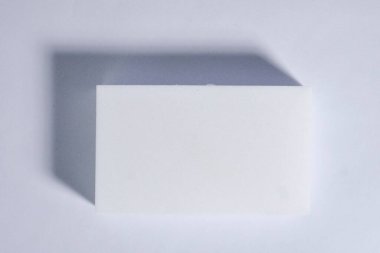 Duvardaki lekeleri veya üst açı görünümünden izole edilmiş diğer nesneleri düzeltmek veya kaldırmak için bir parça beyaz melamin sünger.