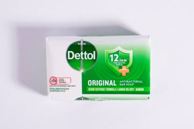 Jakarta, Endonezya - 26 Ağustos 2025 - Dettol markası orijinal sabun barı ambalaj etiketi üst açı görünümünden izole edilmiş yatay beyaz arka plan.