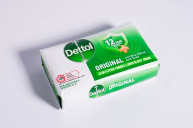Jakarta, Endonezya - 26 Ağustos 2025 - Dettol markası orijinal sabun barı ambalaj etiketi yatay beyaz arka planda izole edilmiş.