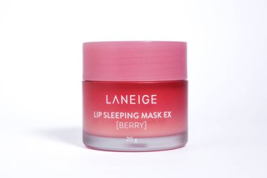 Jakarta, Endonezya - 27 Ağustos 2025 - Laneige dudak maskesi uyku maskesi eski böğürtlen ürünleri kavanozu ambalajı yatay beyaz arka planda izole edildi.