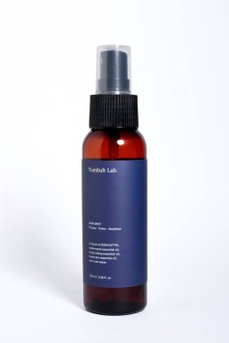 Jakarta, Endonezya - 27 Ağustos 2025 - Dikey beyaz arka planda izole edilmiş Tumbuh laboratuvar saç spreyi..