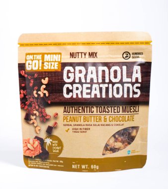 Jakarta, Endonezya - 27 Ağustos 2025 - Yüzlerce Tohum Markası Granola Kreasyonları Fıstık Ezmesi ve çikolata karışımı karışım.