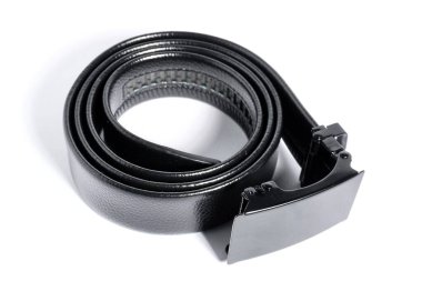 Yatay beyaz arka planda izole edilmiş metal tokalı siyah unisex deri kemer..