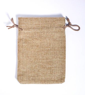 Üst açı görünümünden beyaz arkaplanda izole edilmiş küçük çuval kahverengi dokuma çanta nesnesi.