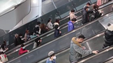 19 Aralık 2022, Hong Kong vatandaşları Mtr 'de yoğun saatlerde yürüyen merdivene biniyor..