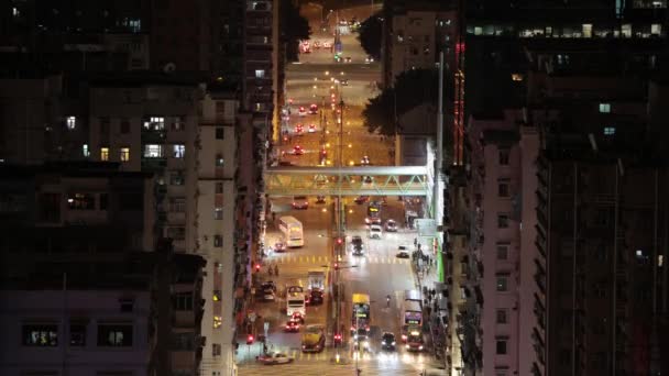 2023 Гонконг Люди Вночі Перетинають Вулицю Районі Шам Шуй Часовим — стокове відео