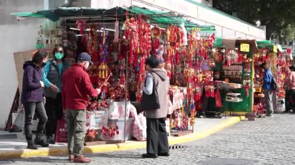 Киоски Продающие Религиозные Украшения Покупателям Пределами Вонг Тай Син Гонконге — стоковое видео