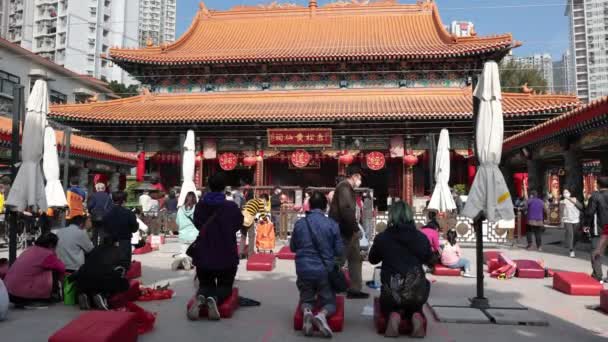 2023年1月5日 在黄大仙寺 市民跪在地上 抽幸运棍 — 图库视频影像