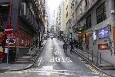 2023 Mar 16, Hong Kong. Merkez Bölgedeki caddeler ve binalar.