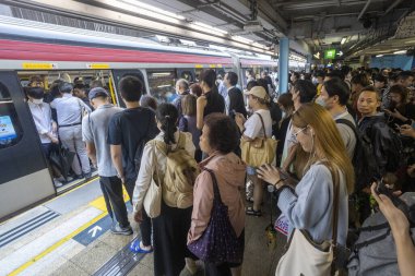 9 Ekim 2023, Hong Kong. Yağmurlu bir günde yoğun saatlerde, Hong Kong MTR 'nin Tai Wai İstasyonu yolcularla doludur..