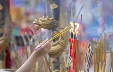 2023 Haziran 03, Hong Kong vatandaşları tanrıların kutsaması için tütsü ve mum yakıyor.