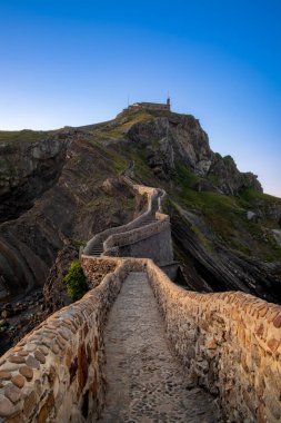Gaztelugatxe, Bask Bölgesi 'nin Bermeo belediyesine bağlı Biscay kıyısında bir adadır. İnsan yapımı bir köprü ile anakaraya bağlıdır. Adanın tepesinde Vaftizci Yahya 'ya adanmış bir inziva yeri var.