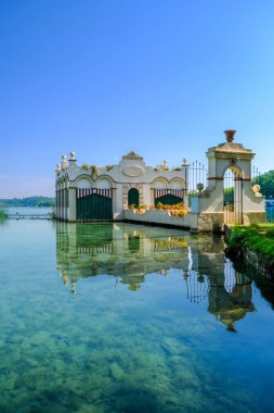 Banyoles Gölü, Gerona ili 'nin Katalonya' daki en büyük gölüdür. Banyoles şehrinin ana sembolüdür..