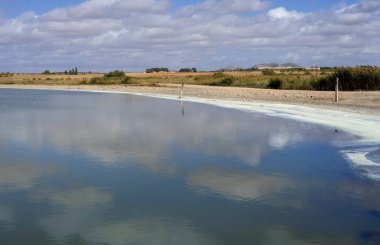 Göl ve dağlarla dolu güzel bir manzara.