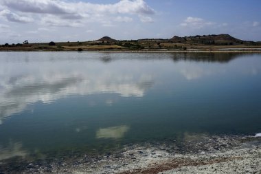 Göl ve dağlarla dolu güzel bir manzara.