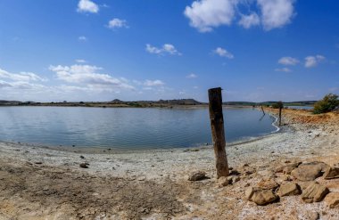 Arkasında bir göl olan güzel bir manzara.