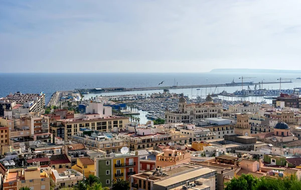 Ekim 2022 - Alicante, İspanya - Güneşli bir günde turkuaz Akdeniz kıyısındaki İspanyol şehri Alicante 'nin havadan görünüşü
