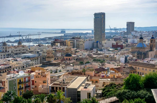 Ekim 2022 - Alicante, İspanya - Güneşli bir günde turkuaz Akdeniz kıyısındaki İspanyol şehri Alicante 'nin havadan görünüşü