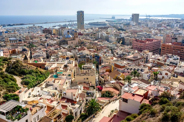 Ekim 2022 - Alicante, İspanya - Güneşli bir günde turkuaz Akdeniz kıyısındaki İspanyol şehri Alicante 'nin havadan görünüşü