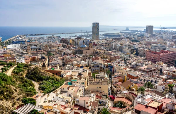 Ekim 2022 - Alicante, İspanya - Güneşli bir günde turkuaz Akdeniz kıyısındaki İspanyol şehri Alicante 'nin havadan görünüşü