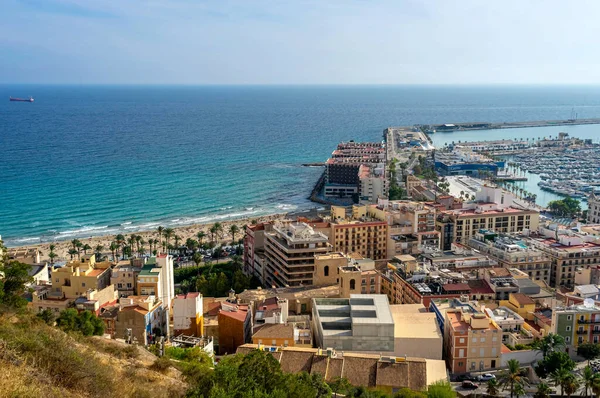 Ekim 2022 - Alicante, İspanya - Güneşli bir günde turkuaz Akdeniz kıyısındaki İspanyol şehri Alicante 'nin havadan görünüşü