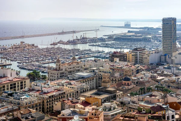 Ekim 2022 - Alicante, İspanya - Güneşli bir günde turkuaz Akdeniz kıyısındaki İspanyol şehri Alicante 'nin havadan görünüşü