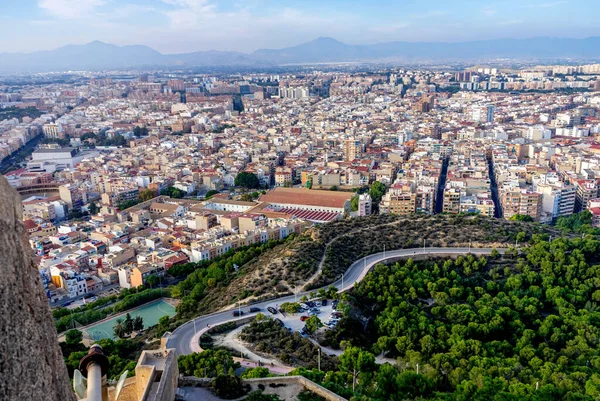 Ekim 2022 - Alicante, İspanya - Güneşli bir günde turkuaz Akdeniz kıyısındaki İspanyol şehri Alicante 'nin havadan görünüşü