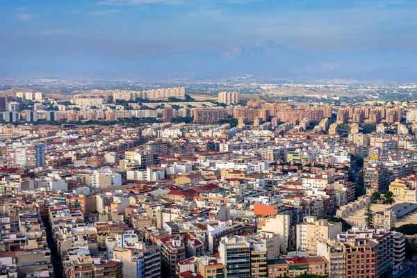 Ekim 2022 - Alicante, İspanya - Güneşli bir günde turkuaz Akdeniz kıyısındaki İspanyol şehri Alicante 'nin havadan görünüşü