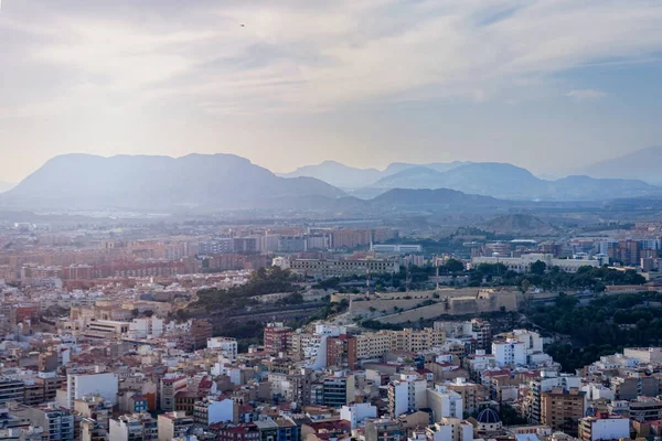 Ekim 2022 - Alicante, İspanya - Güneşli bir günde turkuaz Akdeniz kıyısındaki İspanyol şehri Alicante 'nin havadan görünüşü