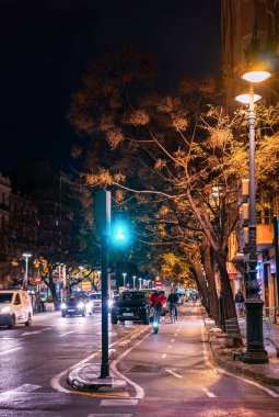 Aralık, 2022-Valencia, İspanya 'da bir bisikletçi ve motosikletli bir adamla yol kenarındaki bisiklet yolundan ayrılmış.