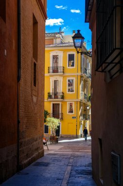 Aralık 2022 Valencia, İspanya tarihi şehir merkezinde gün boyunca Valencia 'nın güzel sokakları.