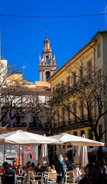 Aralık 2022 Valencia, İspanya tarihi şehir merkezinde gün boyunca Valencia 'nın güzel sokakları.