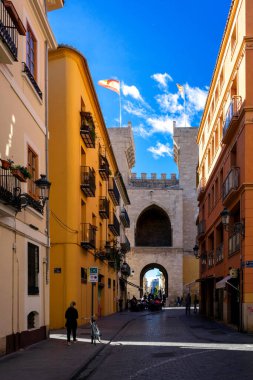 Aralık 2022 Valencia, İspanya tarihi şehir merkezinde gün boyunca Valencia 'nın güzel sokakları.