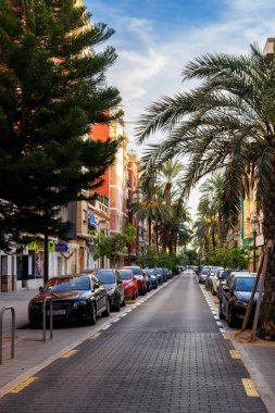 Aralık 2022 Valencia, İspanya tarihi şehir merkezinde gün boyunca Valencia 'nın güzel sokakları.