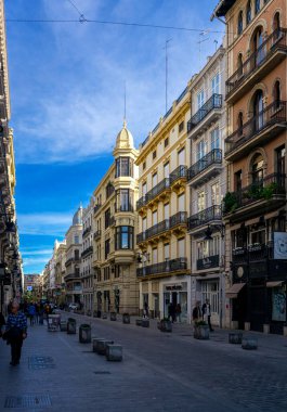 Aralık 2022 Valencia, İspanya tarihi şehir merkezinde gün boyunca Valencia 'nın güzel sokakları.